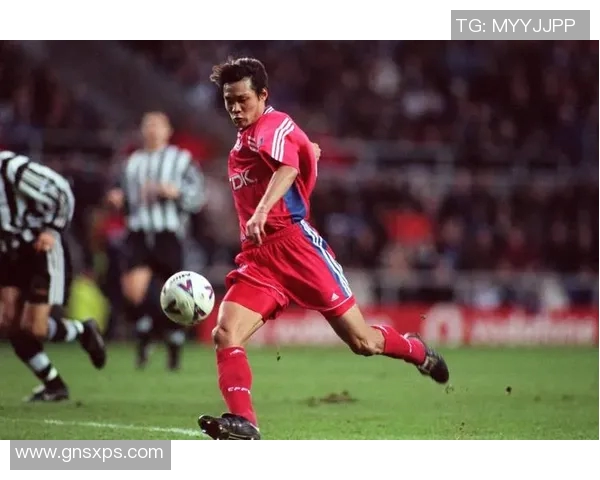 年轻帅气的足球明星如何在赛场内外赢得无数粉丝的心与热爱